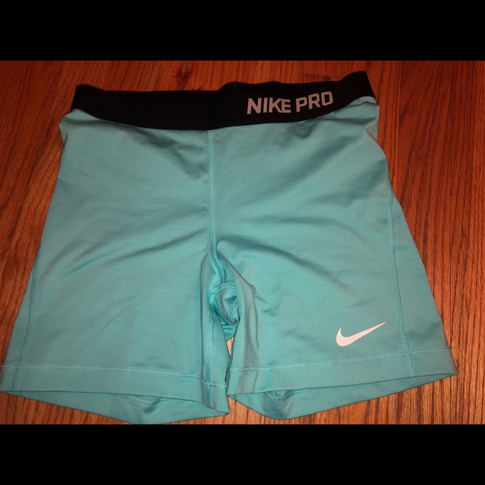 Tel Nike pro shorts